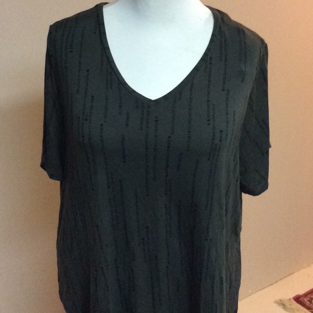Women’s APT., size 2X, silky green and black top.